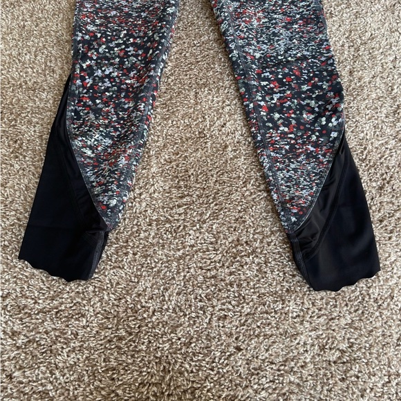 Lululemon•Wunder Under High Rise Crop 23”•Scallop•Luxtreme•Water Blossom Multi - Picture 8 of 9